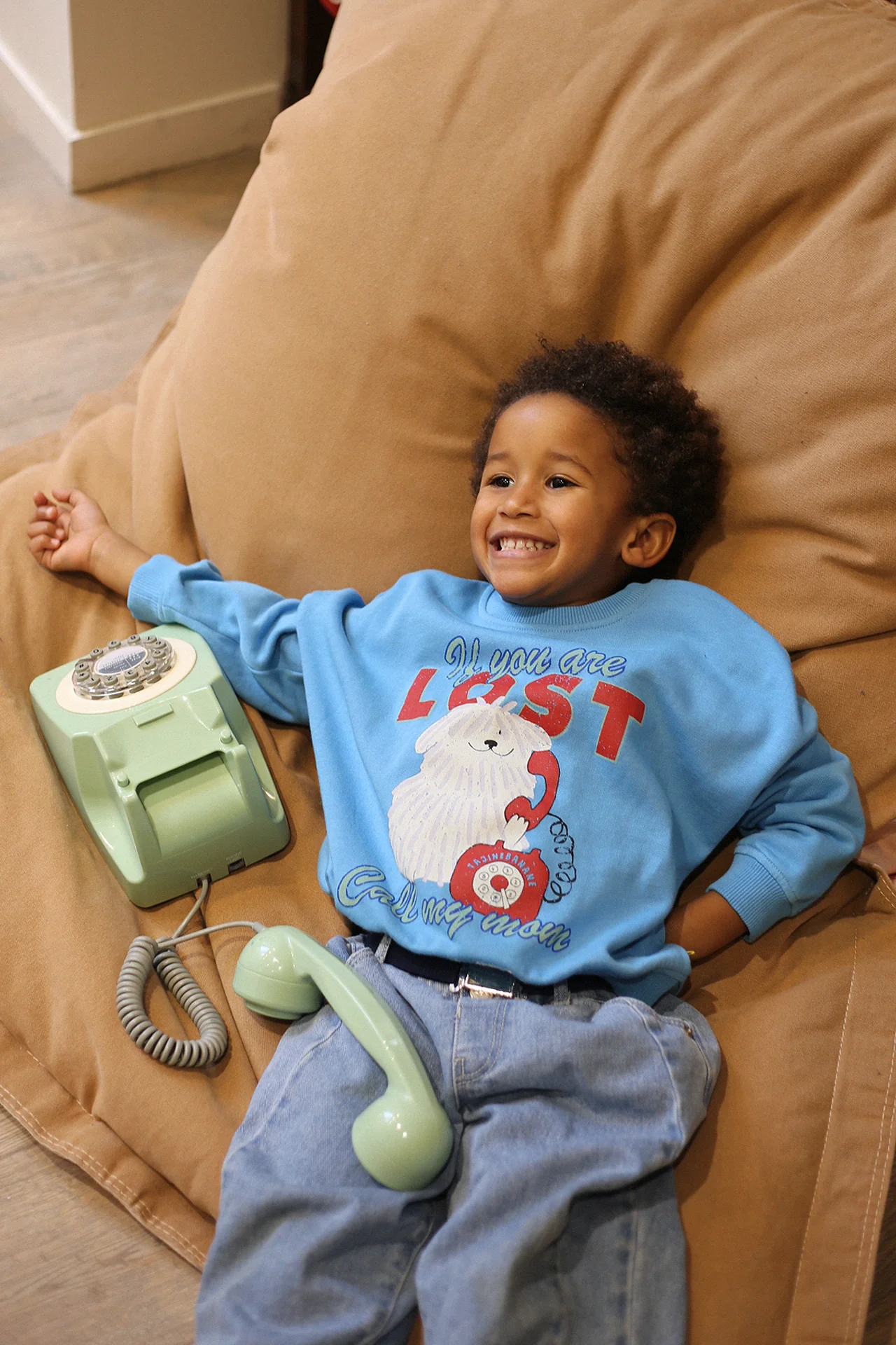 Kids-Sweatshirt Call My Mom - Image 4